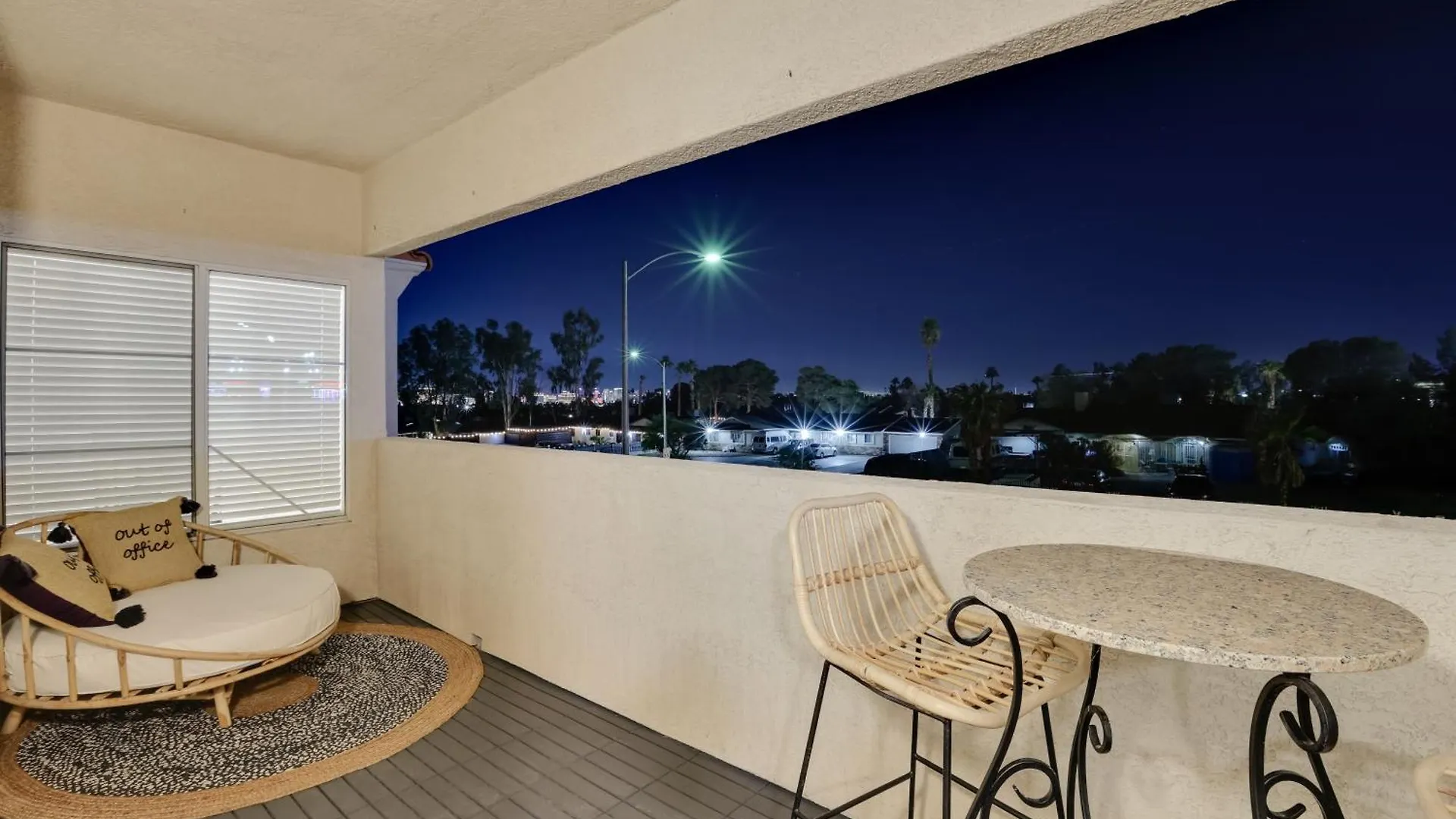6 Mi To Vegas Strip City-View Gem With Pool Access Las Vegas