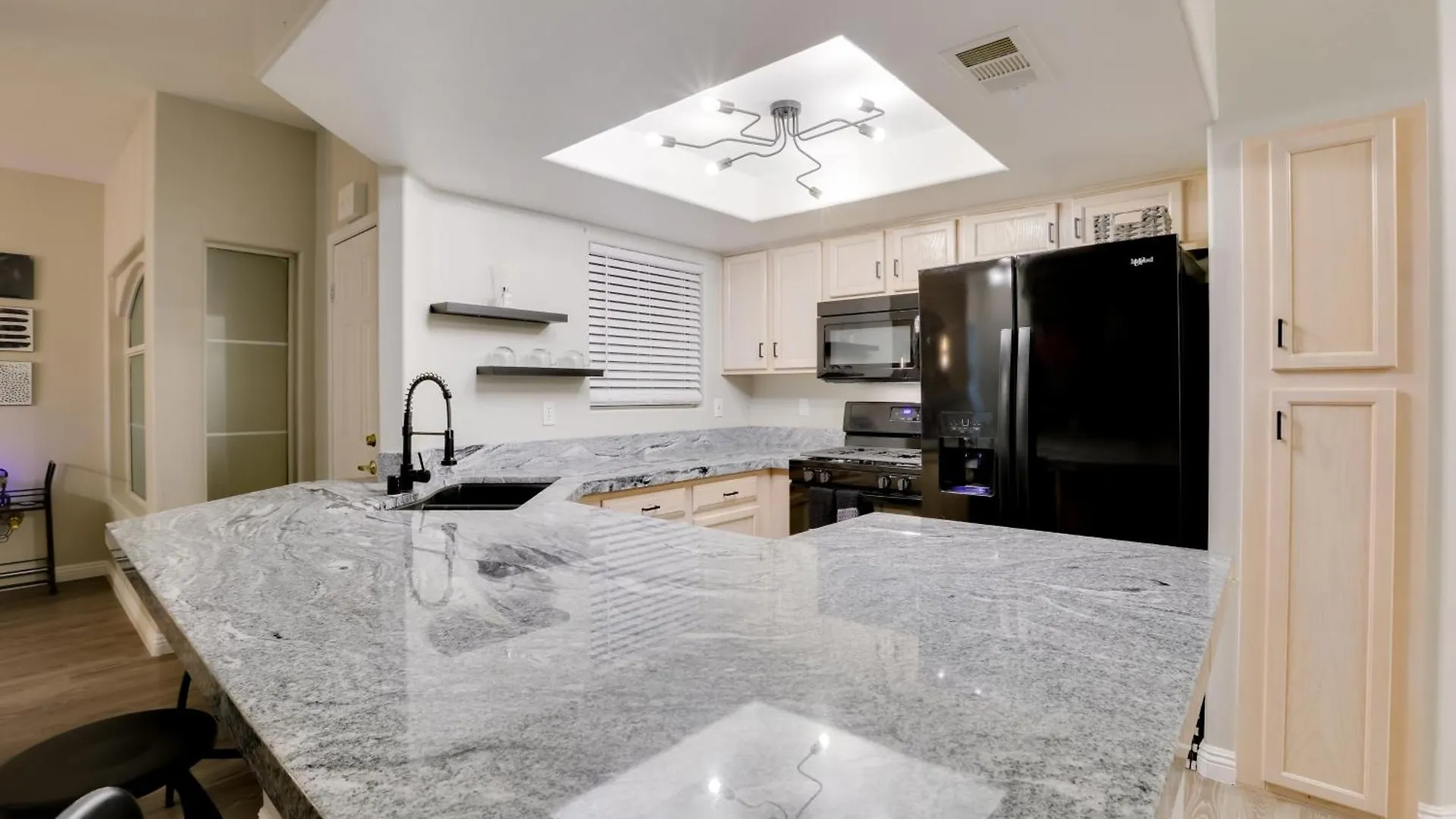 6 Mi To Vegas Strip City-View Gem With Pool Access Las Vegas